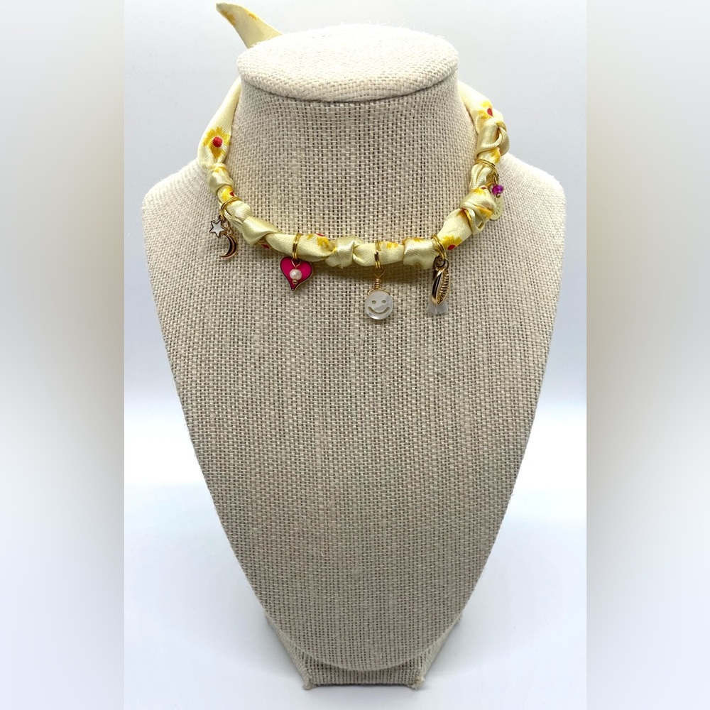 Yellow Pink Mod Flower Pattern Satin Scarf Necklace Gold Charm Boho Preppy Retro - Picture 9 of 9